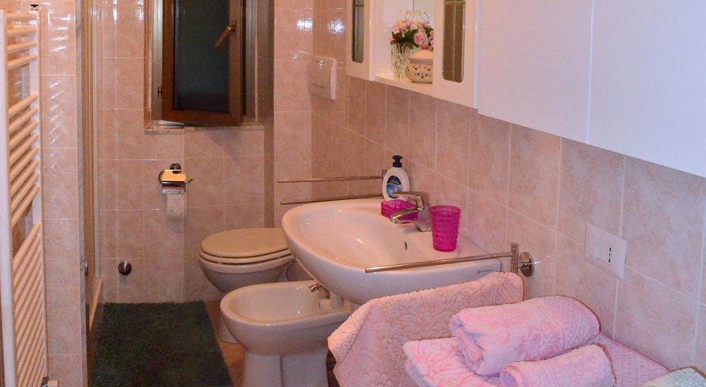 La Casa Delle Rose Room With Air Conditioning La Spezia Szoba fotó